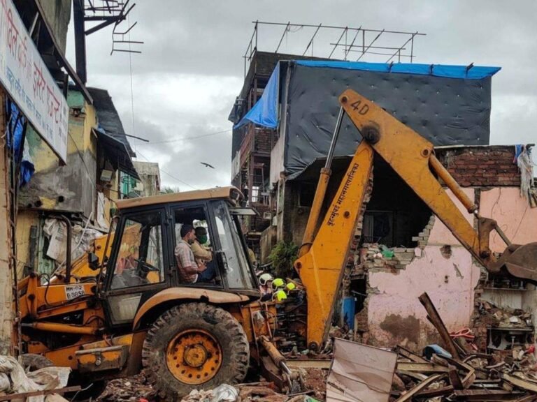 दुध आणायला गेले आणि मागे क्षणात संपलं कुटुंब, ६ मुलांसह १० जणांचा मृत्यू