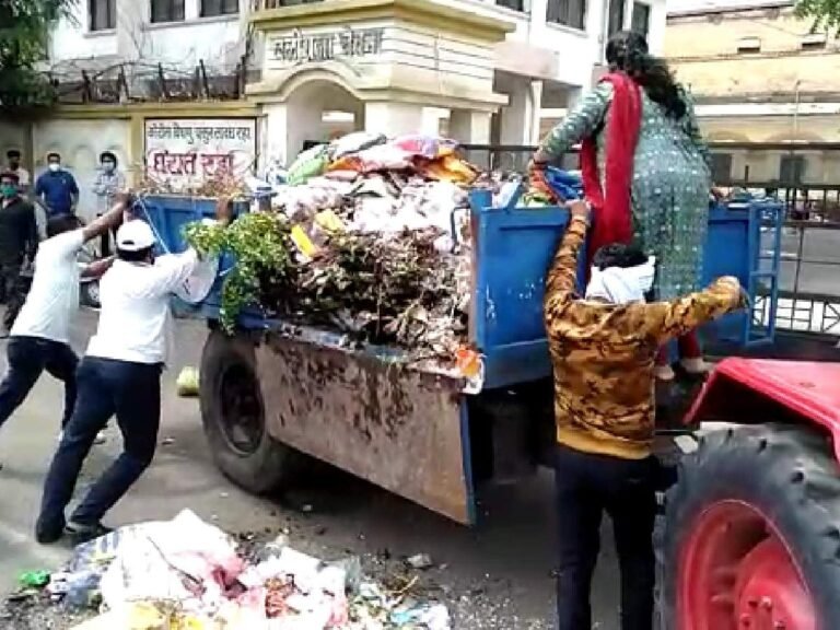 Dumping Ground: नगरसेवकांनी जिल्हाधिकारी कार्यालयासमोरच टाकला कचरा?; नेमकं काय घडलं?