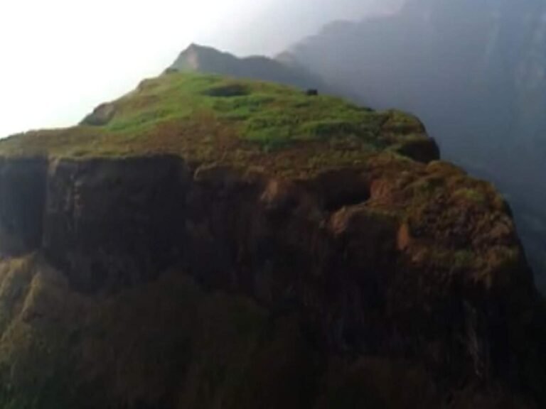 केंजळगडावर ट्रेकिंग करताना १० वर्षांचा मुलगा थेट २०० फूट खोल दरीत कोसळला!