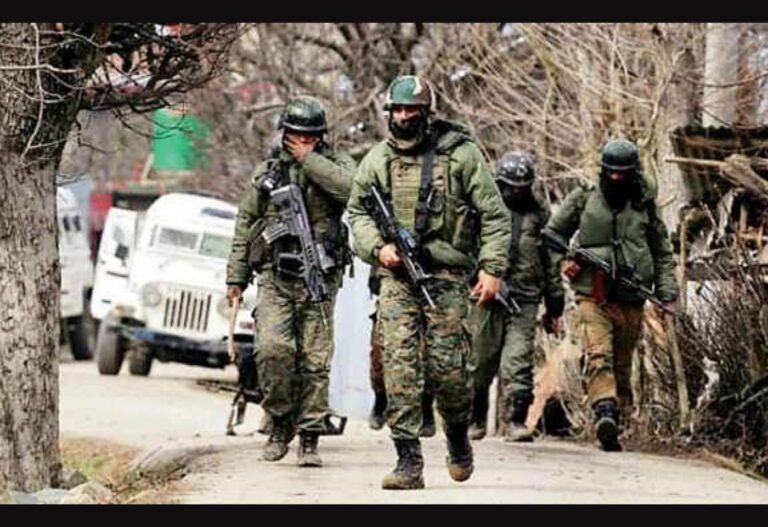 Sopore Militant Attack :जम्मू-कश्मीरच्या सोपोरमध्ये सुरक्षा दलावर गोळीबार ; 2 पोलीस शहीद ;3 नागरिक ठार