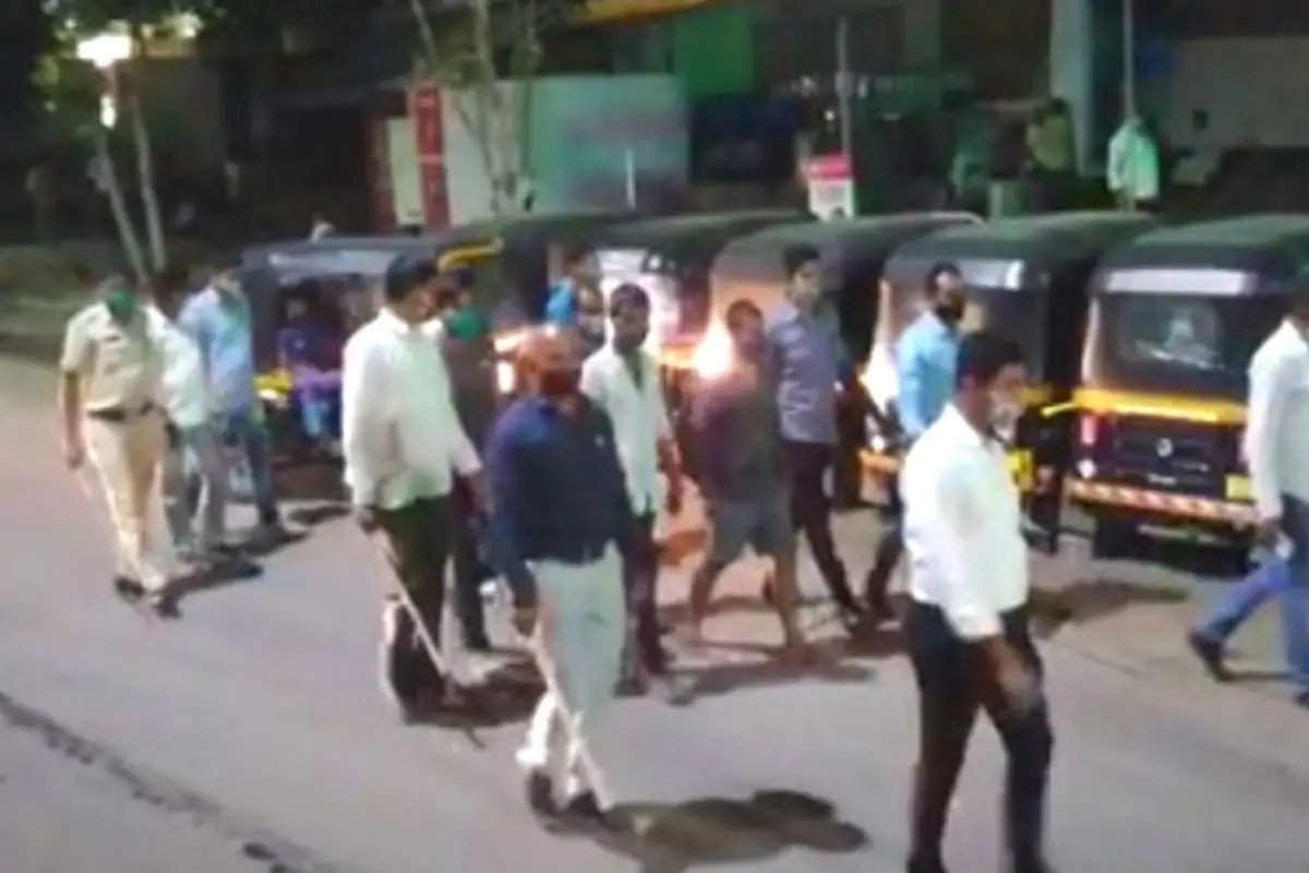 पिंपरी चिंचवडमध्ये गाव गुंडाची काढली धिंड; वाहनांची तोडफोड केल्यानं पोलिसांची कारवाई | Crime पिंपरी चिंचवडमध्ये गाव गुंडाची काढली धिंड; वाहनांची तोडफोड केल्यानं पोलिसांची कारवाई | Crime