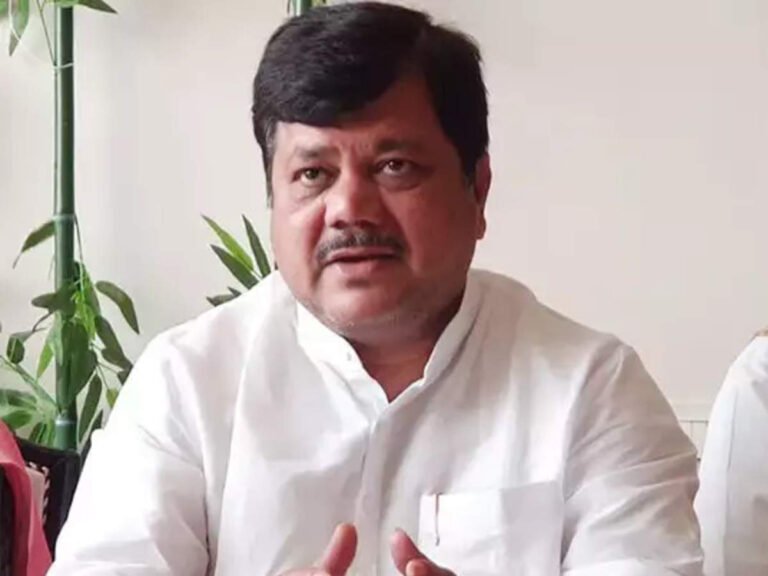 Pravin Darekar: Ban Liquor: या राज्यात तरुणांना रोजगार उपलब्ध नाही, पण दारू सहज मिळते: प्रवीण दरेकर – opposition leader pravin darekar criticizes mahavikas aghadi govt on liquor issue Pravin Darekar: Ban Liquor: या राज्यात तरुणांना रोजगार उपलब्ध नाही, पण दारू सहज मिळते: प्रवीण दरेकर – opposition leader pravin darekar criticizes mahavikas aghadi govt on liquor issue