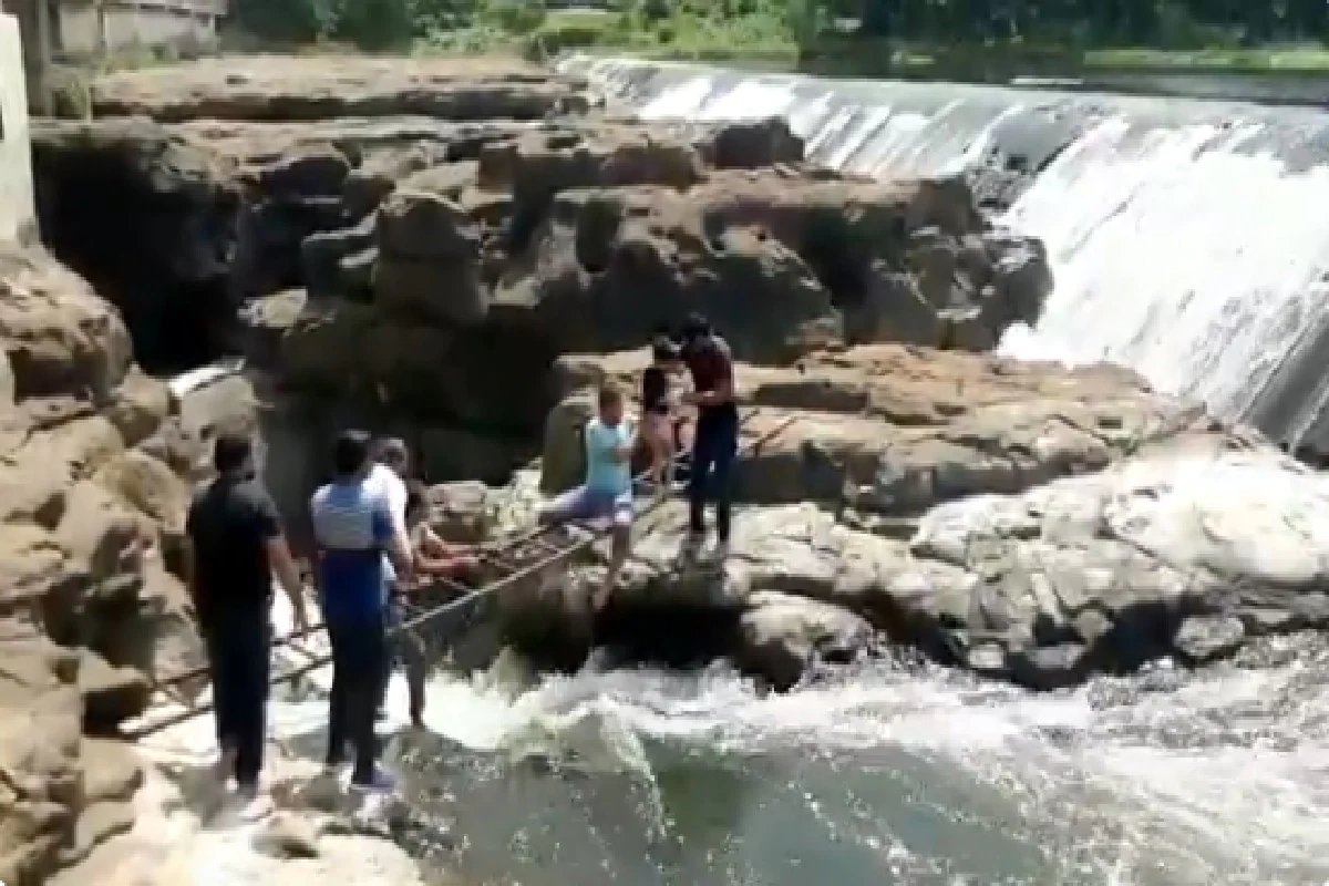 स्थानिकांच्या धाडसामुळं चिमुकलीला जीवदान, वाहून जाणाऱ्या मुलीची अशी केली सुटका, पाहा थरारक VIDEO स्थानिकांच्या धाडसामुळं चिमुकलीला जीवदान, वाहून जाणाऱ्या मुलीची अशी केली सुटका, पाहा थरारक VIDEO